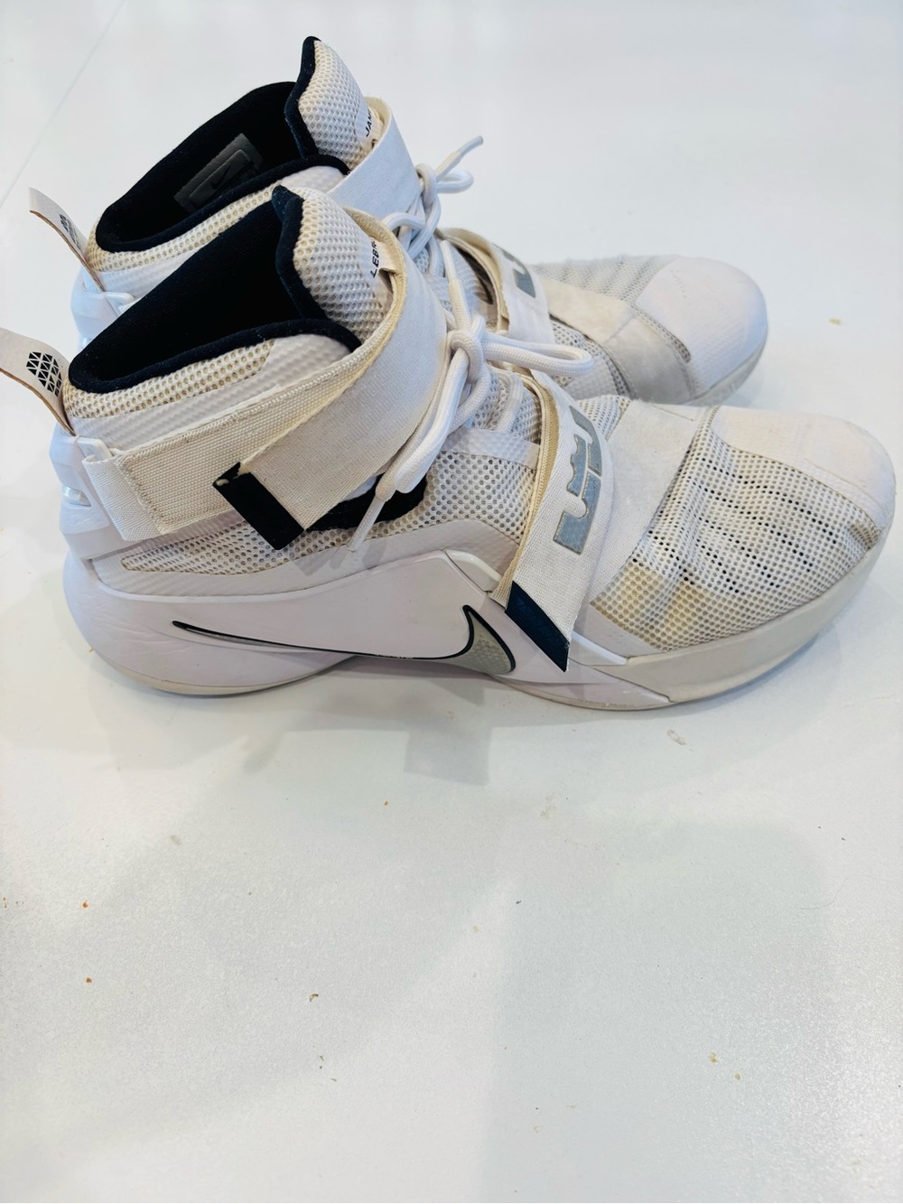 Nike Lebron Soldier 1X 9 Men’s Basketball Shoes in White and Black size 12.5